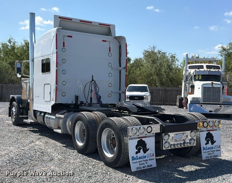 image for item ED5962 2015 Peterbilt 389 semi truck