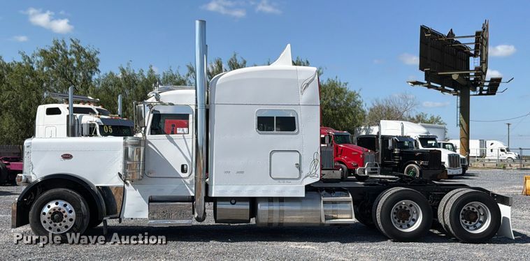 image for item ED5962 2015 Peterbilt 389 semi truck