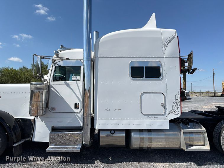 image for item ED5962 2015 Peterbilt 389 semi truck