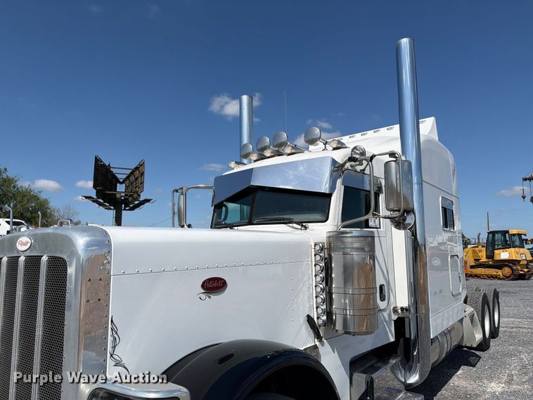 image for item ED5962 2015 Peterbilt 389 semi truck
