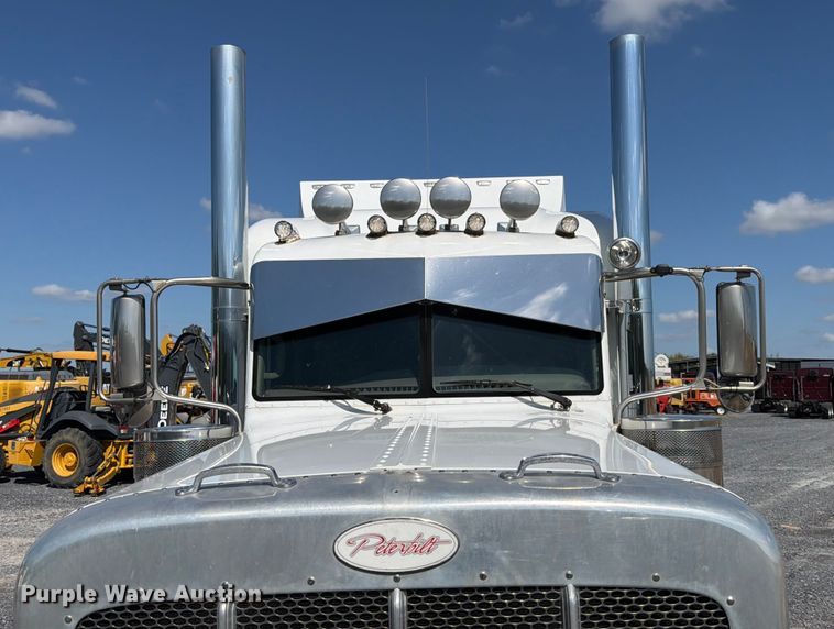 image for item ED5962 2015 Peterbilt 389 semi truck