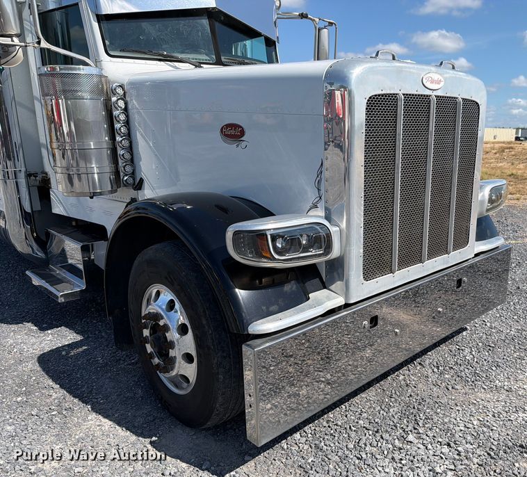 image for item ED5962 2015 Peterbilt 389 semi truck
