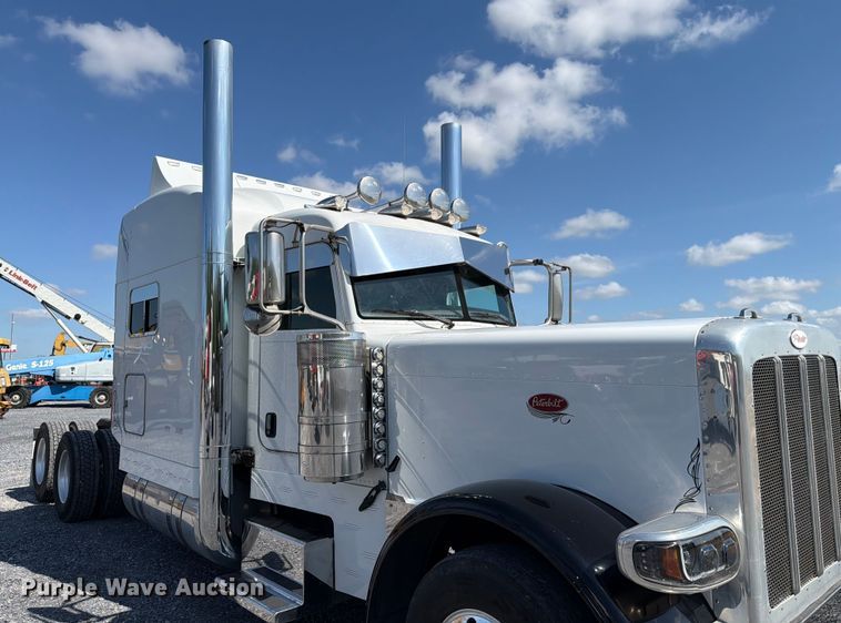 image for item ED5962 2015 Peterbilt 389 semi truck