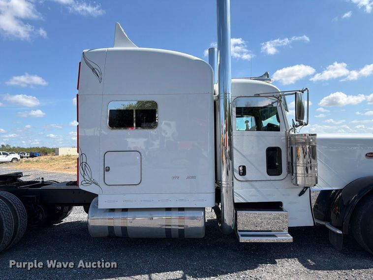 image for item ED5962 2015 Peterbilt 389 semi truck