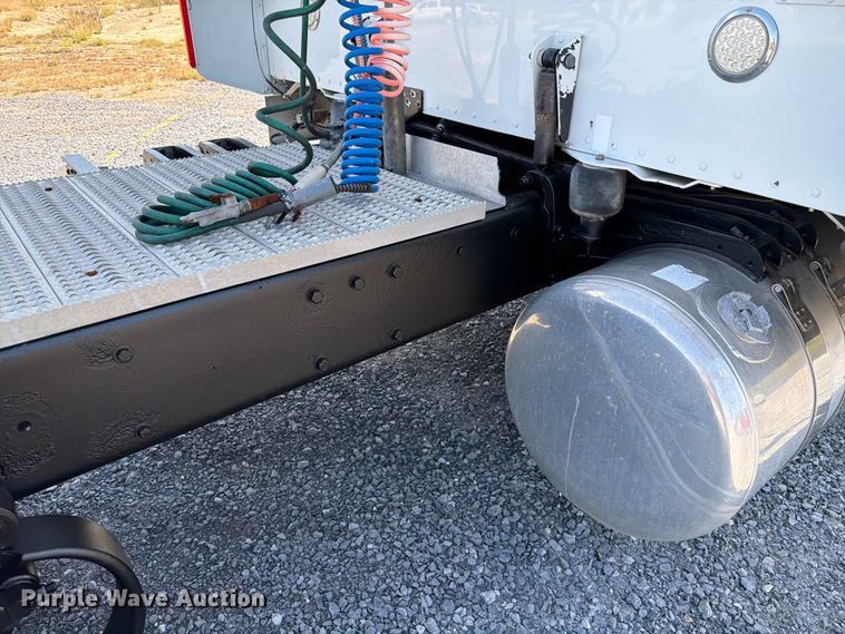 image for item ED5962 2015 Peterbilt 389 semi truck