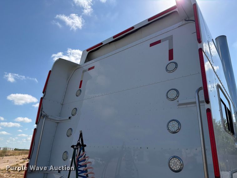 image for item ED5962 2015 Peterbilt 389 semi truck