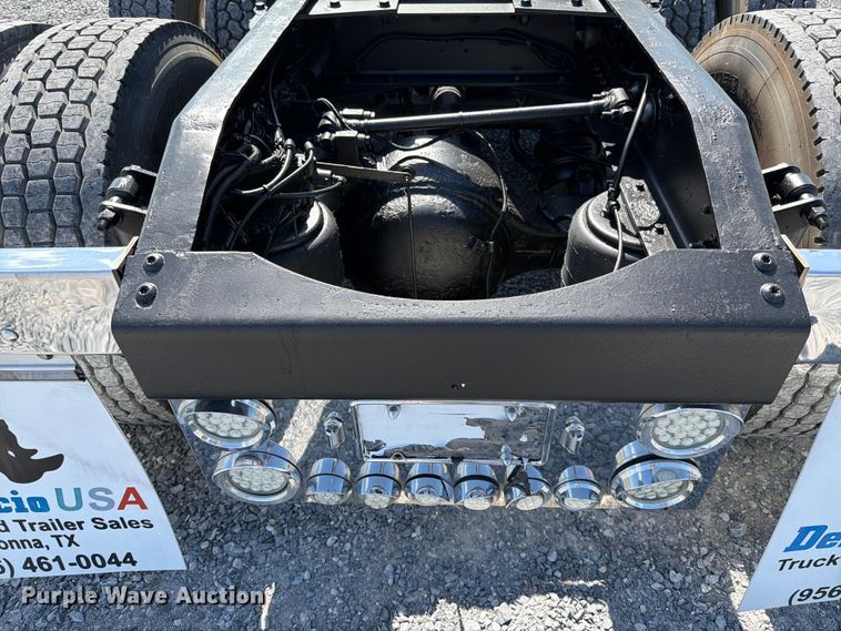 image for item ED5962 2015 Peterbilt 389 semi truck