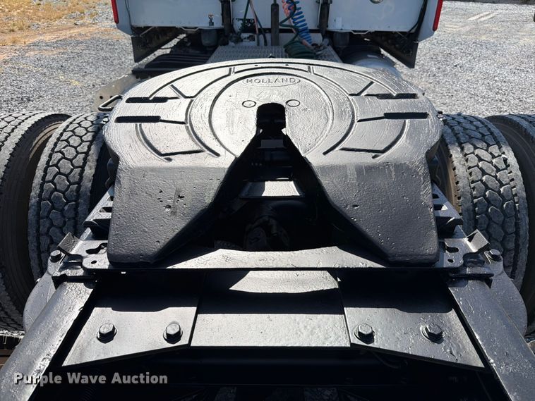 image for item ED5962 2015 Peterbilt 389 semi truck