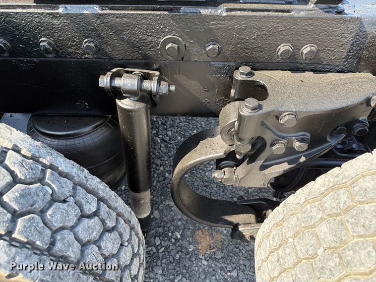 image for item ED5962 2015 Peterbilt 389 semi truck