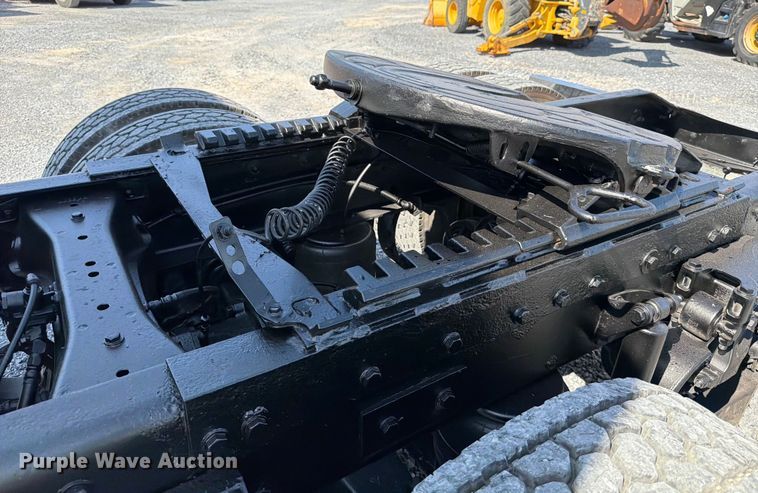 image for item ED5962 2015 Peterbilt 389 semi truck