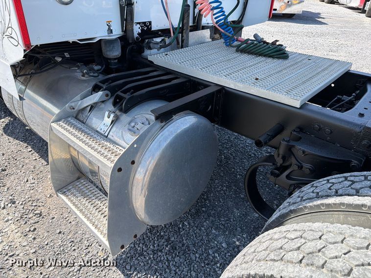 image for item ED5962 2015 Peterbilt 389 semi truck
