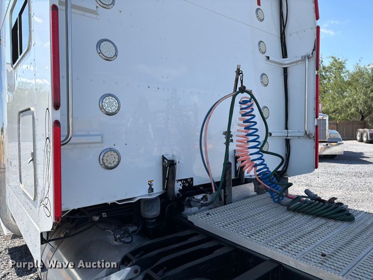 image for item ED5962 2015 Peterbilt 389 semi truck