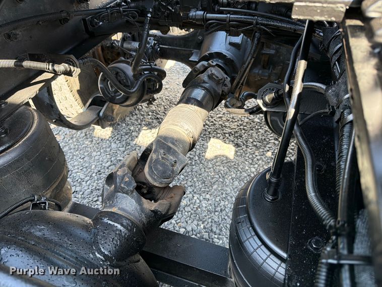 image for item ED5962 2015 Peterbilt 389 semi truck