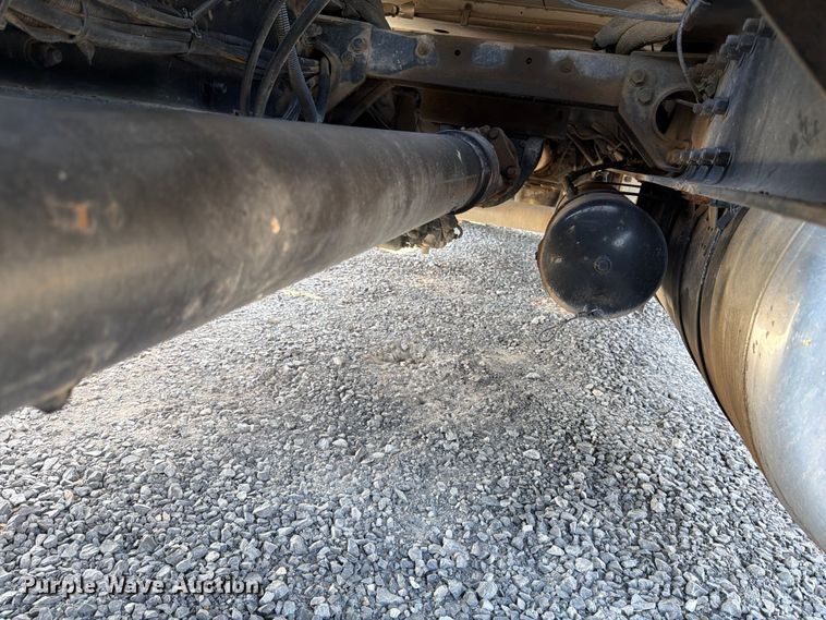 image for item ED5962 2015 Peterbilt 389 semi truck