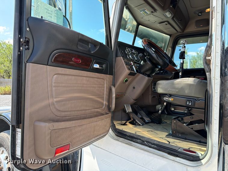 image for item ED5962 2015 Peterbilt 389 semi truck