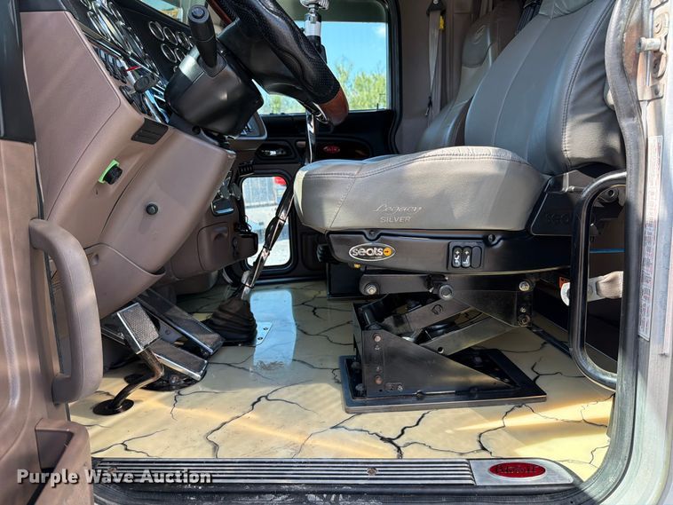 image for item ED5962 2015 Peterbilt 389 semi truck