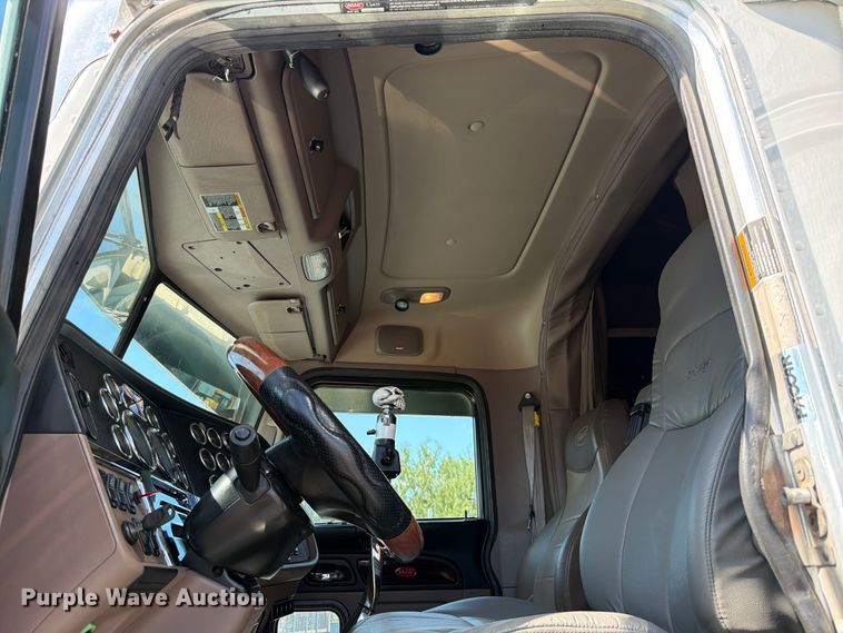 image for item ED5962 2015 Peterbilt 389 semi truck