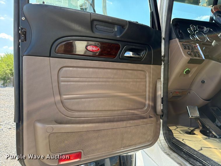 image for item ED5962 2015 Peterbilt 389 semi truck