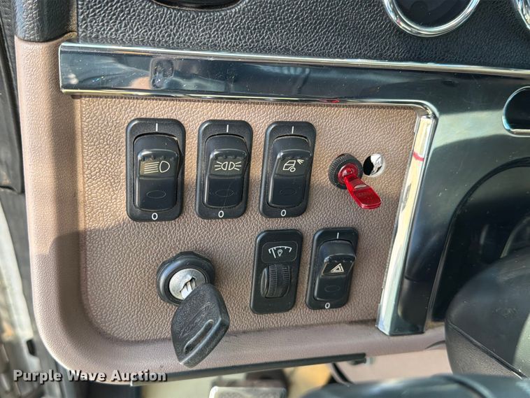 image for item ED5962 2015 Peterbilt 389 semi truck