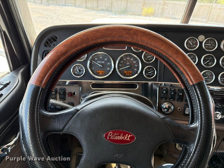 image for item ED5962 2015 Peterbilt 389 semi truck