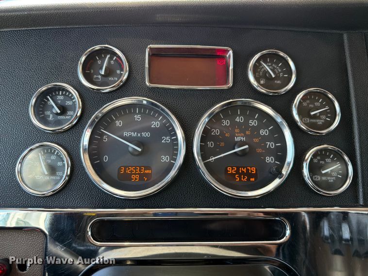 image for item ED5962 2015 Peterbilt 389 semi truck