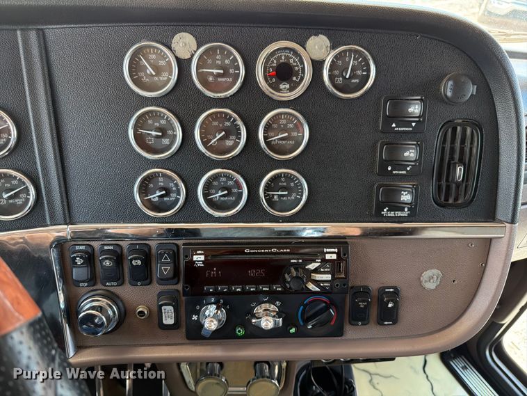 image for item ED5962 2015 Peterbilt 389 semi truck