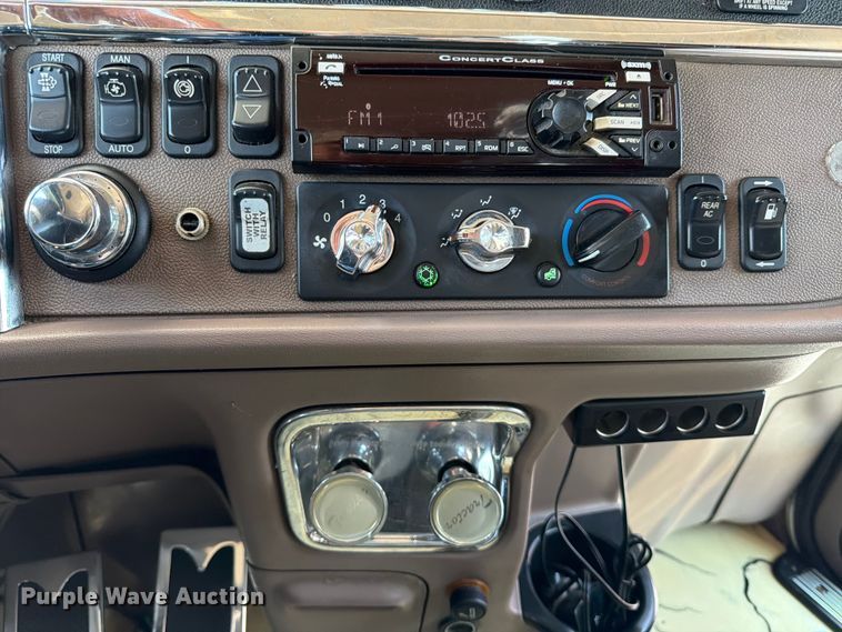 image for item ED5962 2015 Peterbilt 389 semi truck