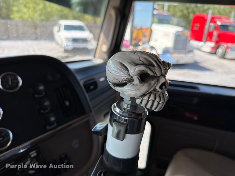 image for item ED5962 2015 Peterbilt 389 semi truck