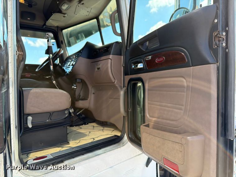 image for item ED5962 2015 Peterbilt 389 semi truck