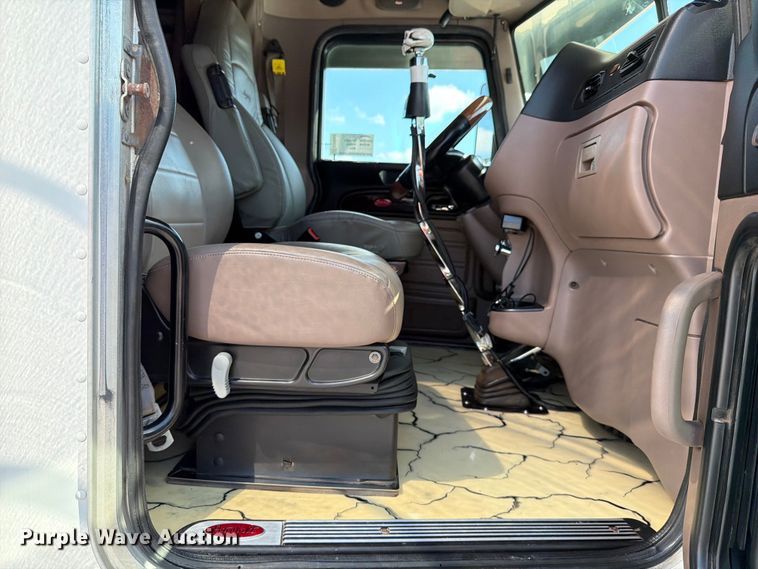 image for item ED5962 2015 Peterbilt 389 semi truck