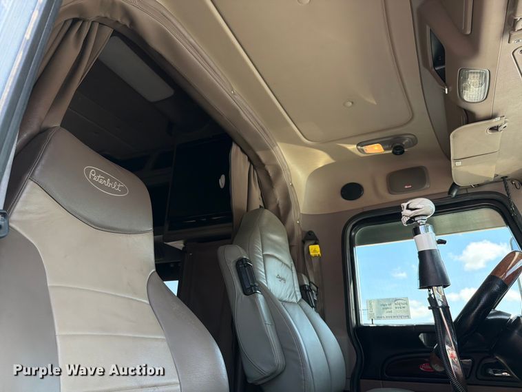 image for item ED5962 2015 Peterbilt 389 semi truck