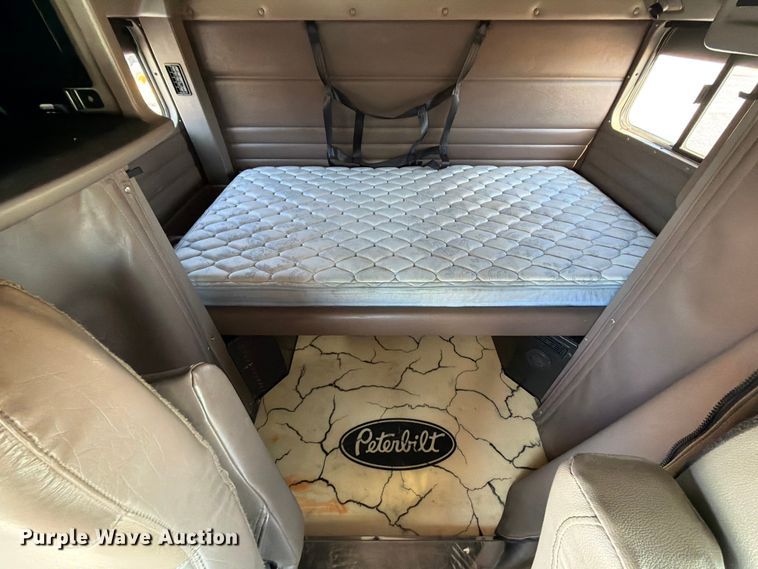 image for item ED5962 2015 Peterbilt 389 semi truck