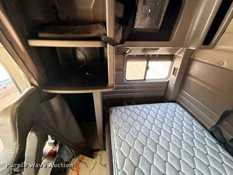 image for item ED5962 2015 Peterbilt 389 semi truck