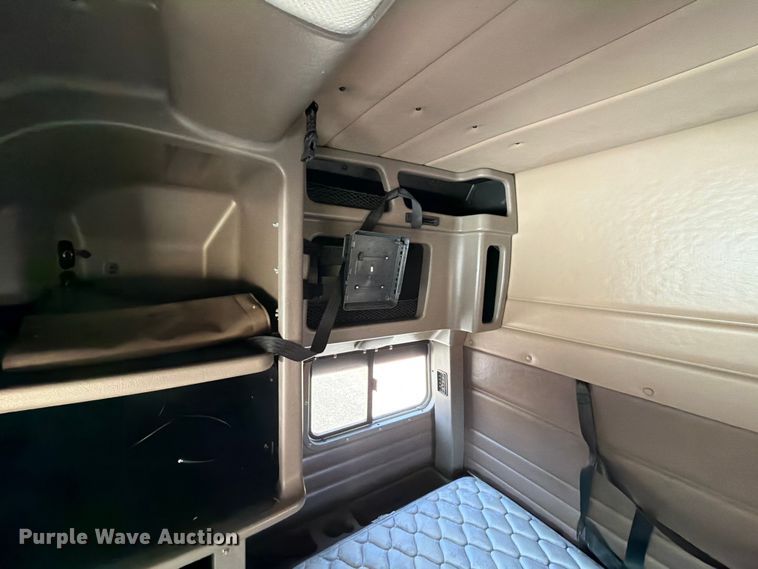 image for item ED5962 2015 Peterbilt 389 semi truck