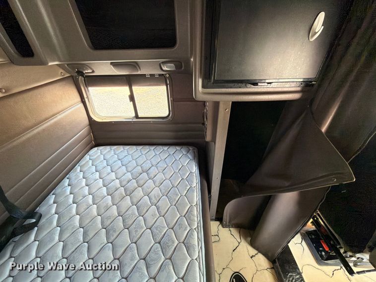 image for item ED5962 2015 Peterbilt 389 semi truck