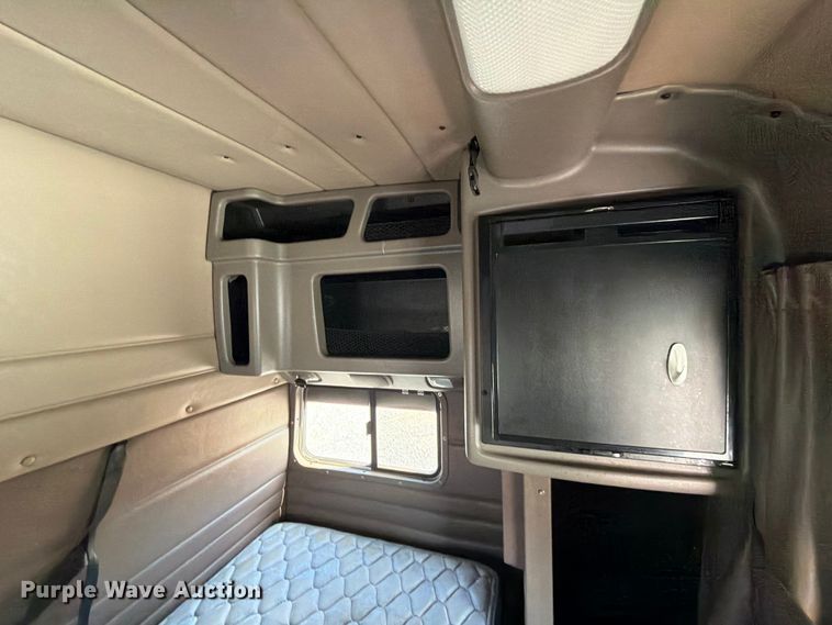 image for item ED5962 2015 Peterbilt 389 semi truck