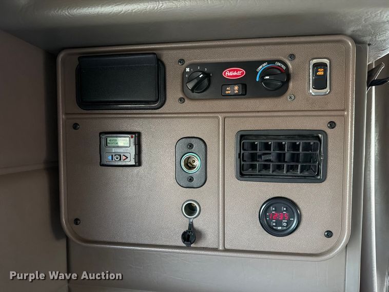 image for item ED5962 2015 Peterbilt 389 semi truck