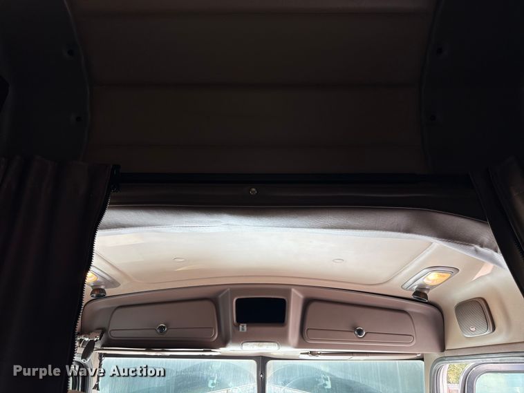 image for item ED5962 2015 Peterbilt 389 semi truck