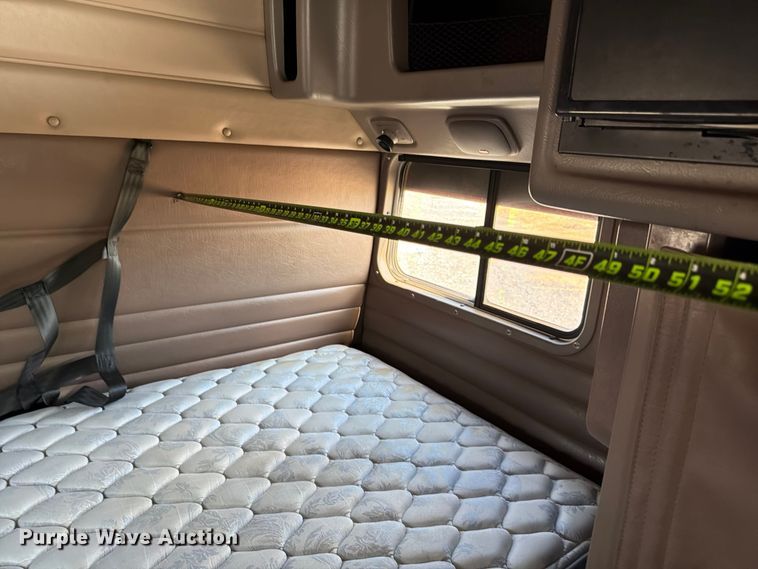 image for item ED5962 2015 Peterbilt 389 semi truck