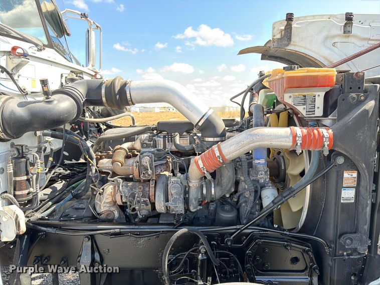 image for item ED5962 2015 Peterbilt 389 semi truck