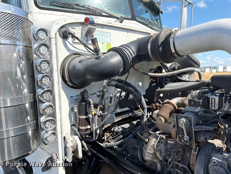 image for item ED5962 2015 Peterbilt 389 semi truck