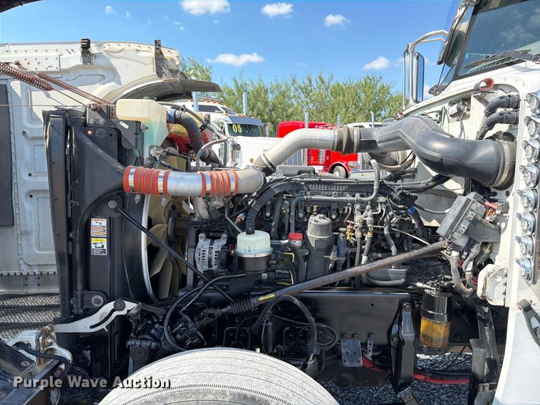 image for item ED5962 2015 Peterbilt 389 semi truck