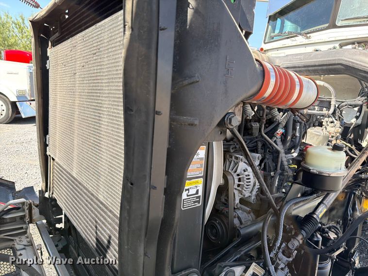 image for item ED5962 2015 Peterbilt 389 semi truck