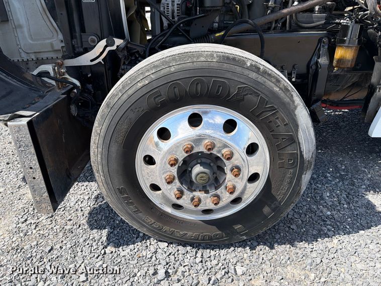 image for item ED5962 2015 Peterbilt 389 semi truck