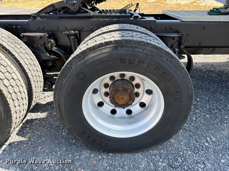 image for item ED5962 2015 Peterbilt 389 semi truck