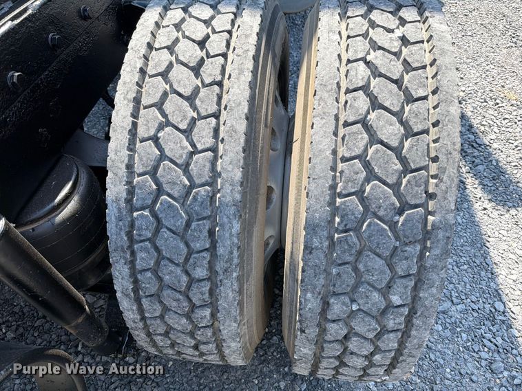 image for item ED5962 2015 Peterbilt 389 semi truck