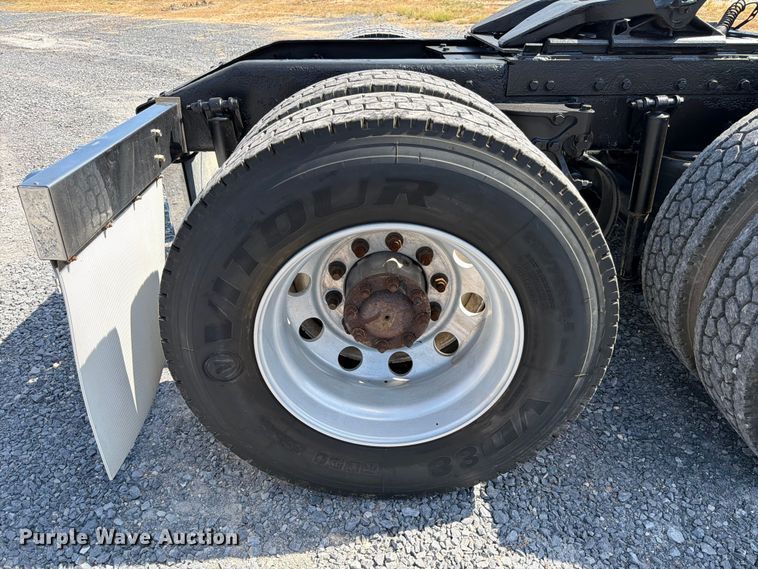 image for item ED5962 2015 Peterbilt 389 semi truck