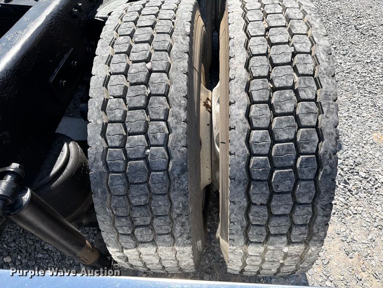 image for item ED5962 2015 Peterbilt 389 semi truck