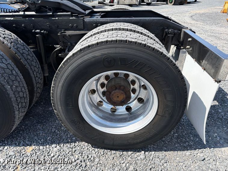 image for item ED5962 2015 Peterbilt 389 semi truck