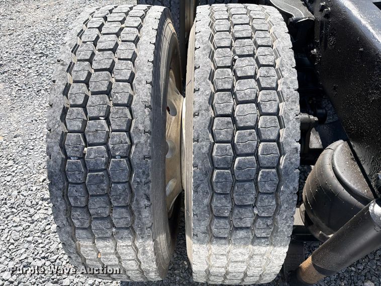 image for item ED5962 2015 Peterbilt 389 semi truck